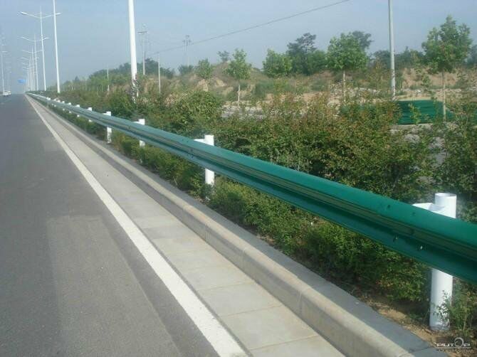 绿色喷塑波形护栏